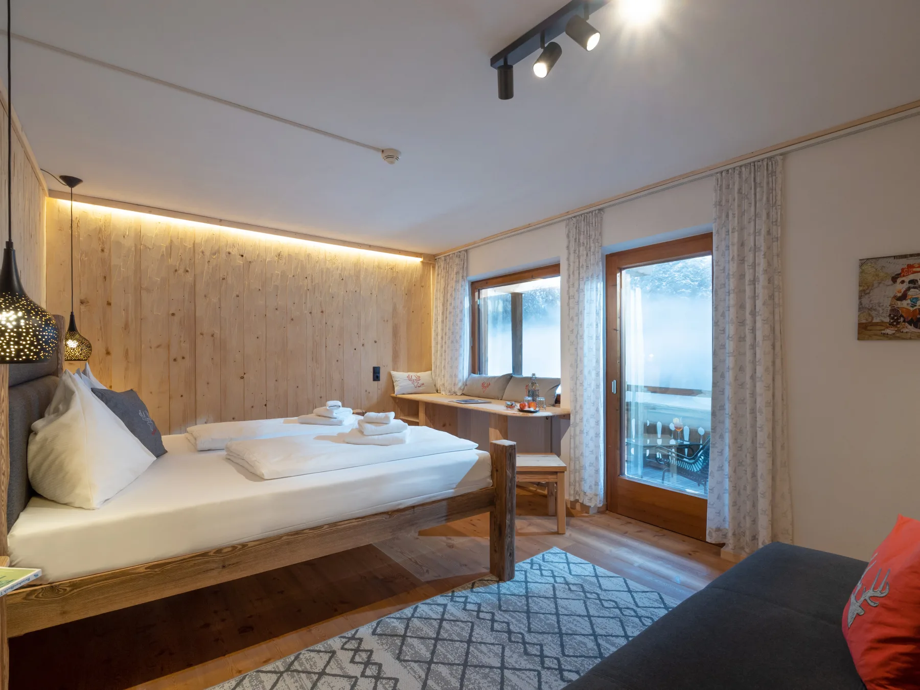 Habitación doble panorámica con balcón, baño y vistas a la montaña