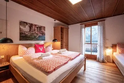 Habitación doble con balcón pequeño y baño