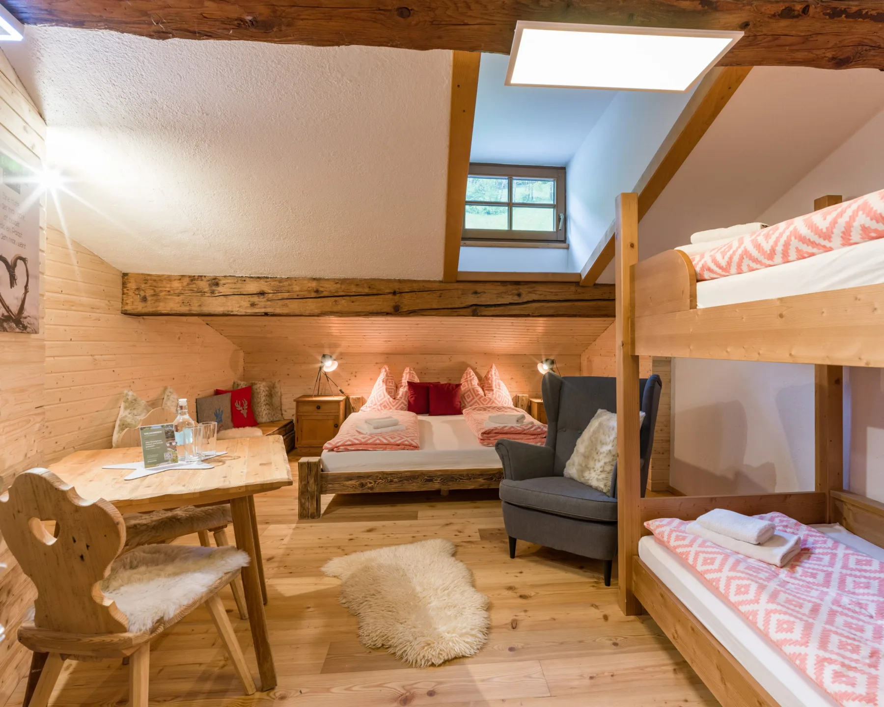 Habitación de 4 camas en cabaña con baño compartido externo