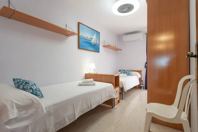 Un dormitorio con dos camas, un cuadro de navegación y una puerta de madera.