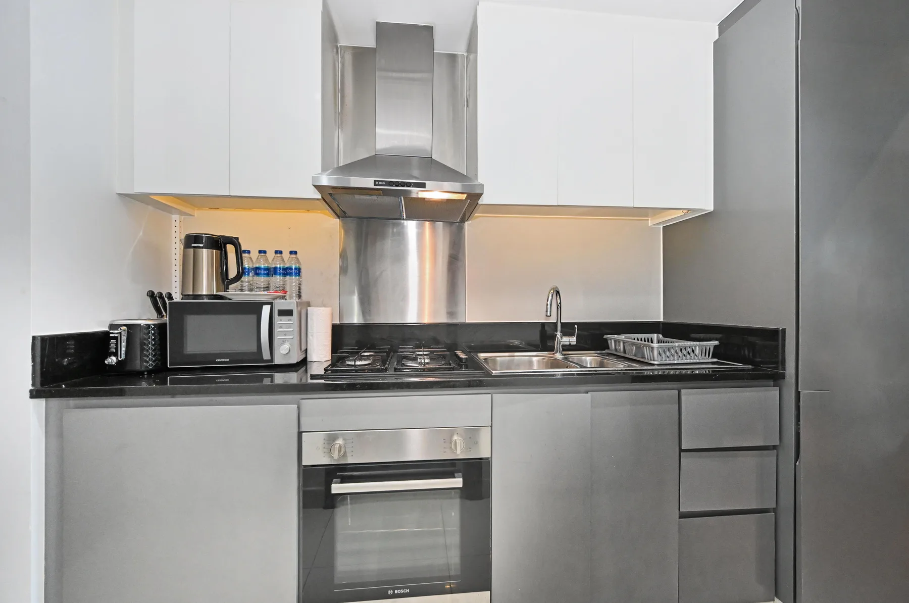 Una cocina moderna con estufa, horno y fregadero.