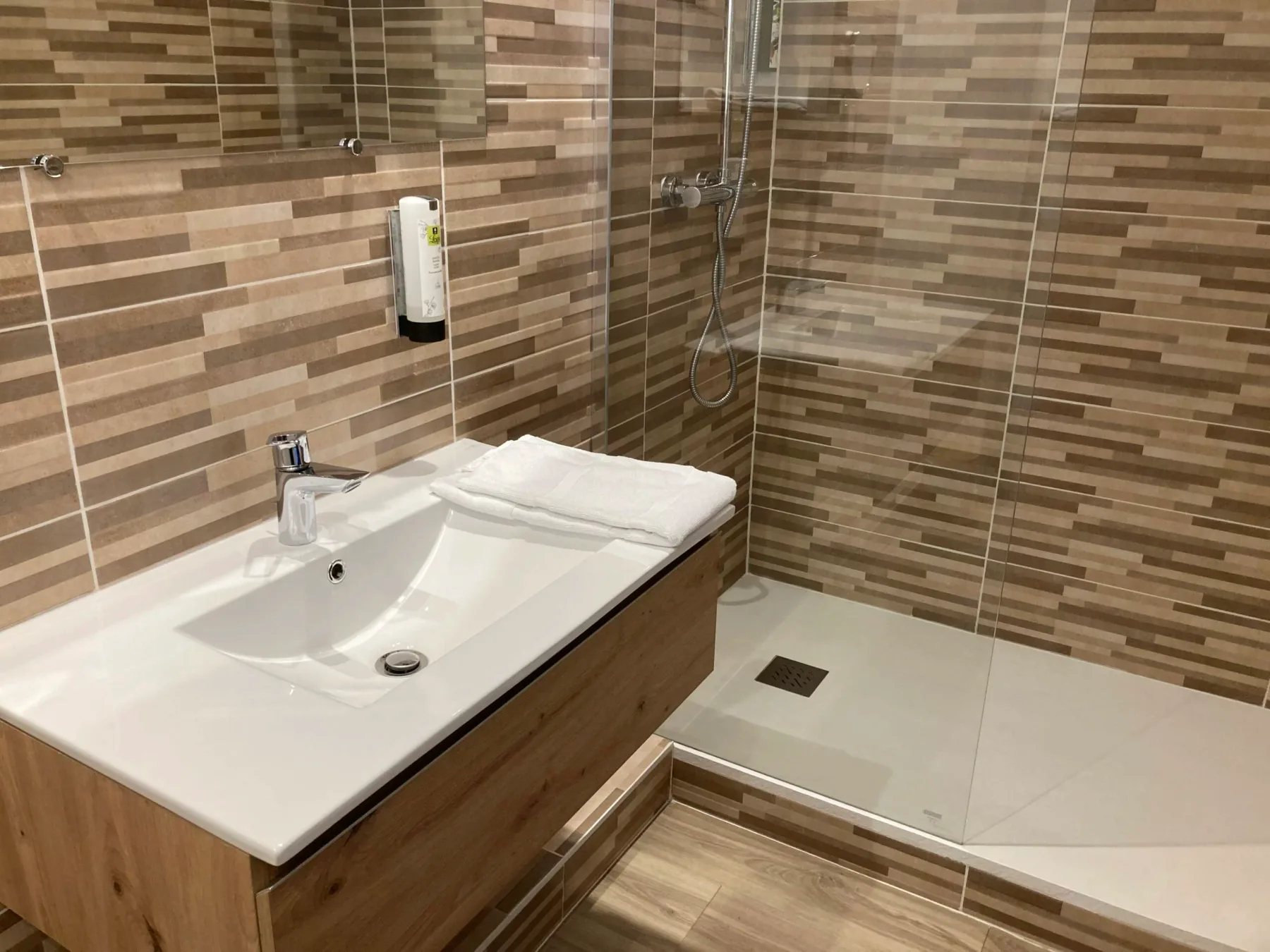 Ducha de la habitación acogedora