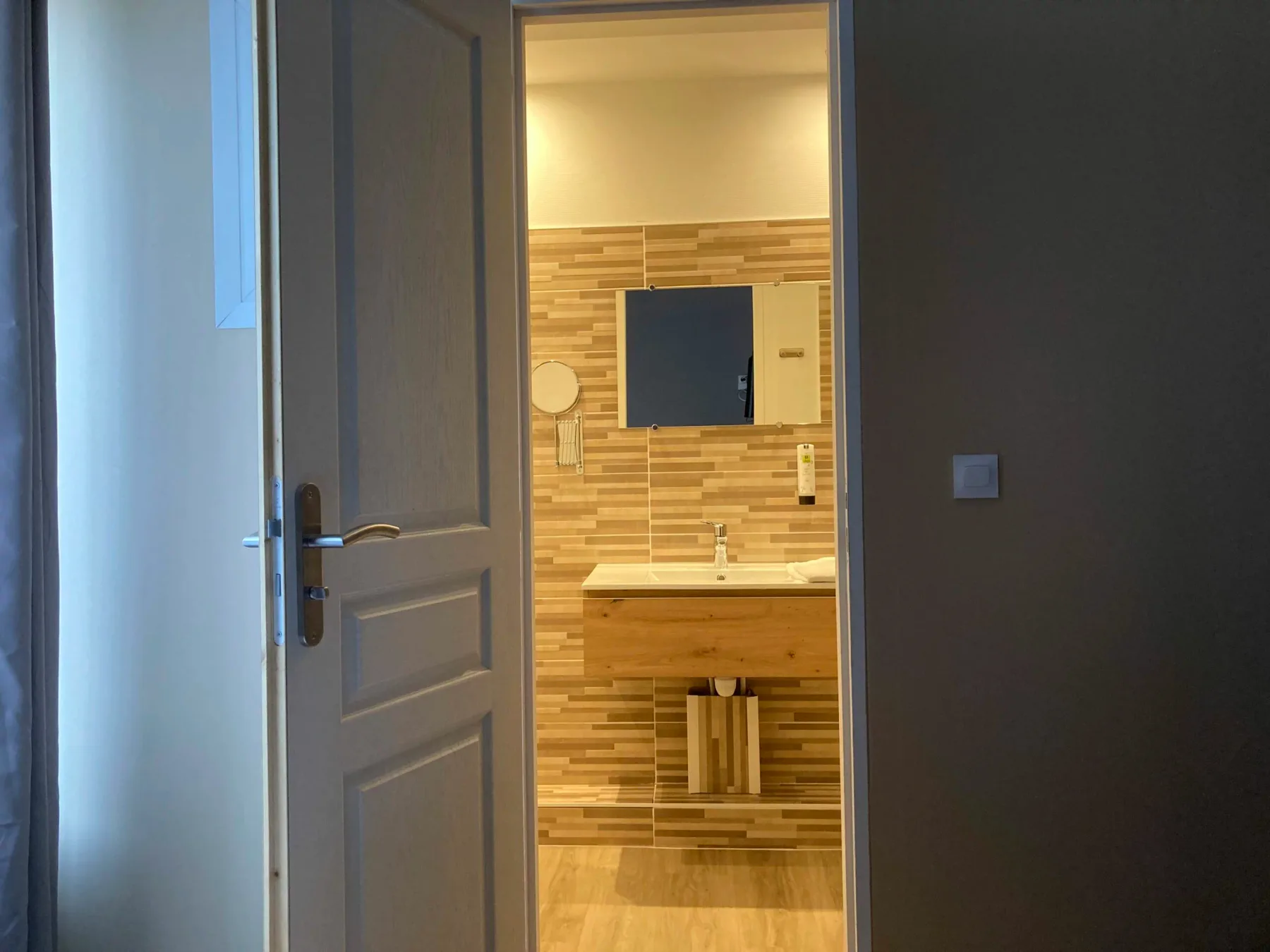 Baño de la habitación acogedora