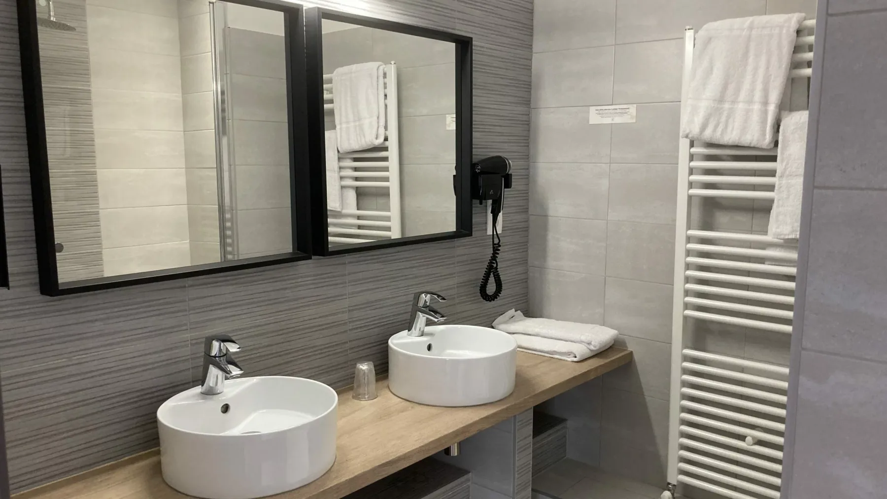 Baño con ducha de la habitación superior