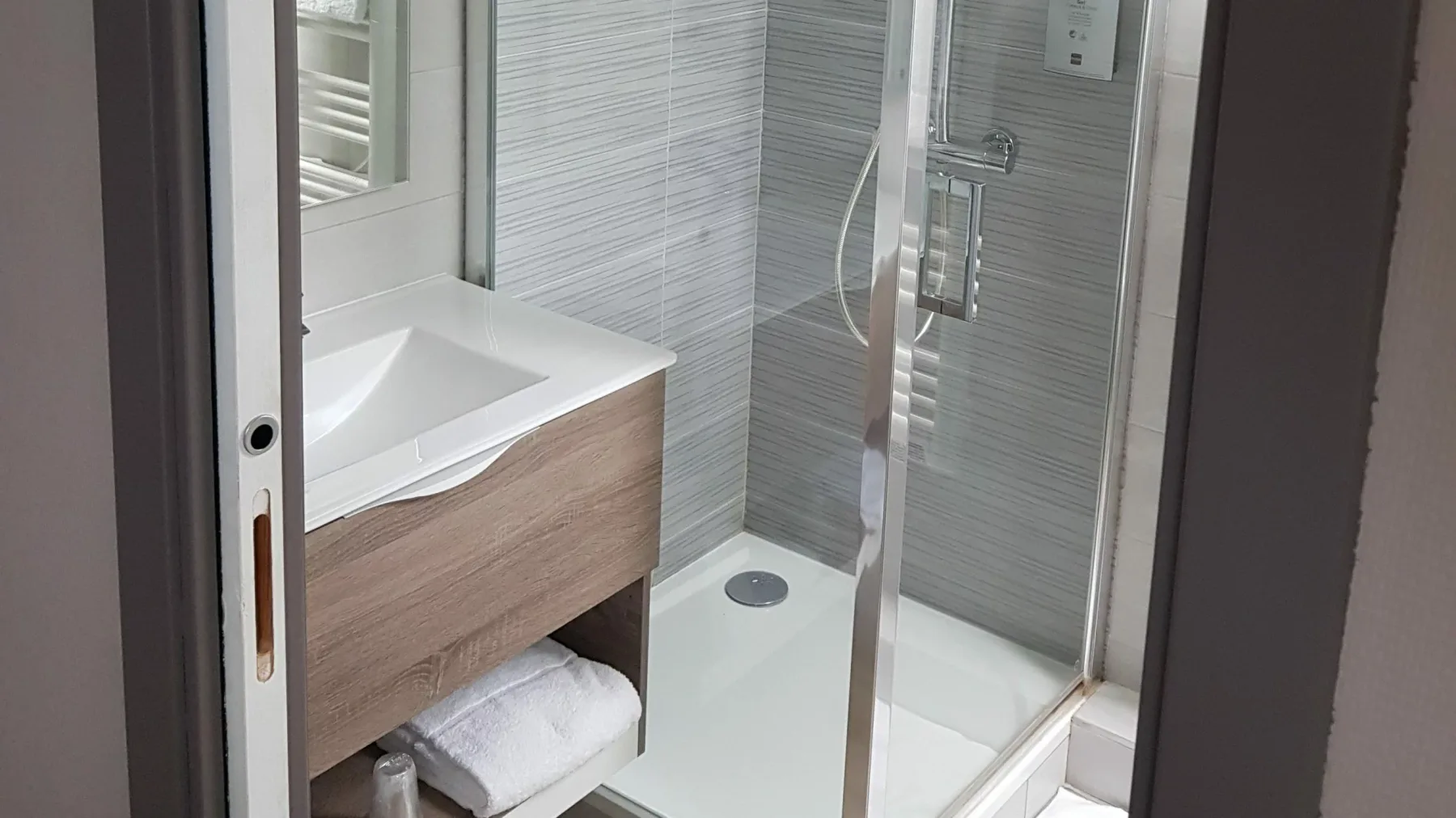 Baño con ducha de la habitación estándar