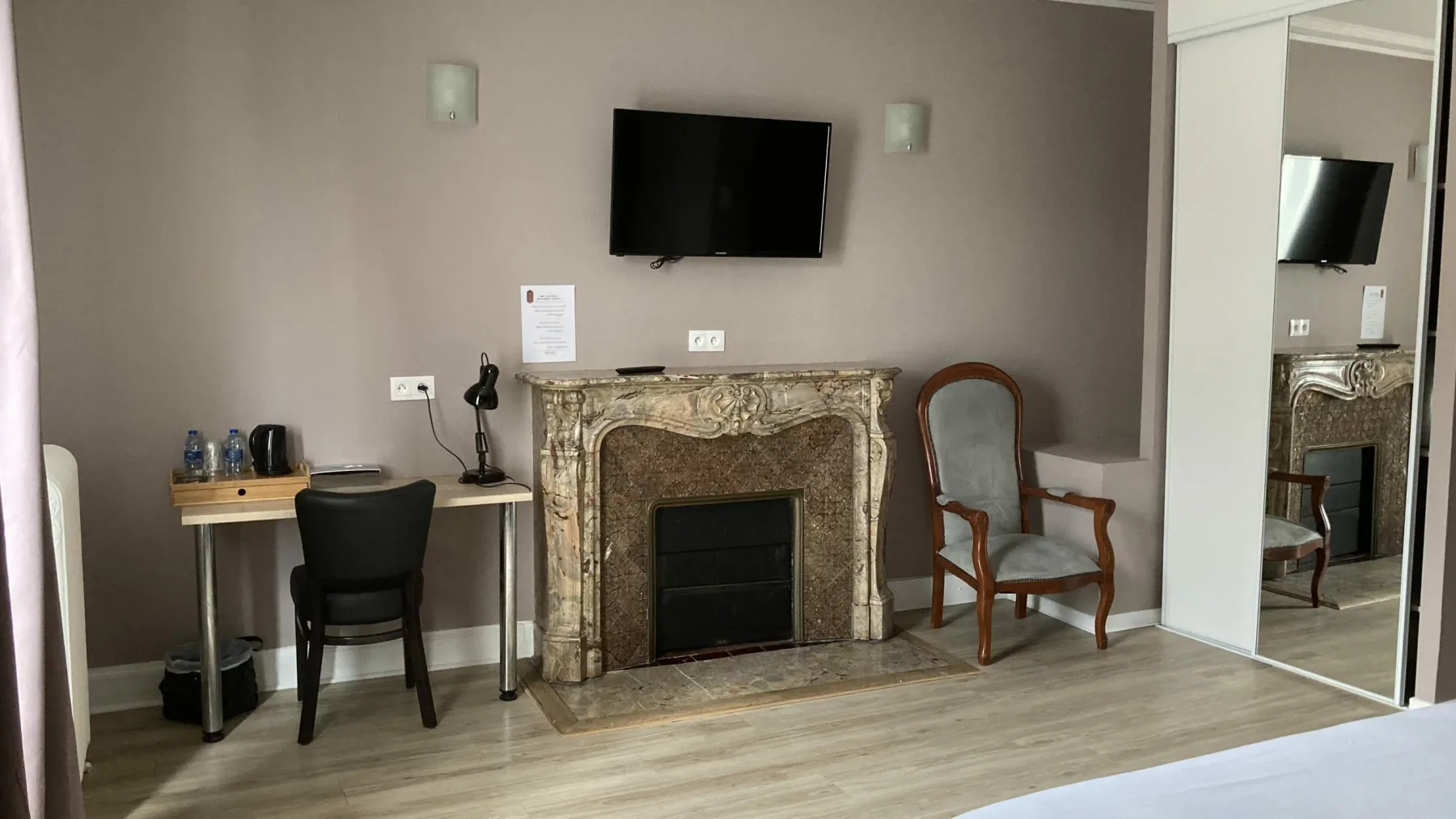 Zona de escritorio en una habitación superior