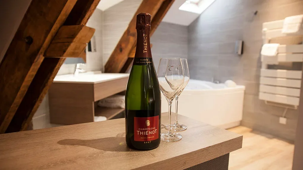 Habitación de hotel con bañera