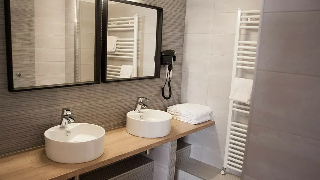 Baño de la habitación de hotel