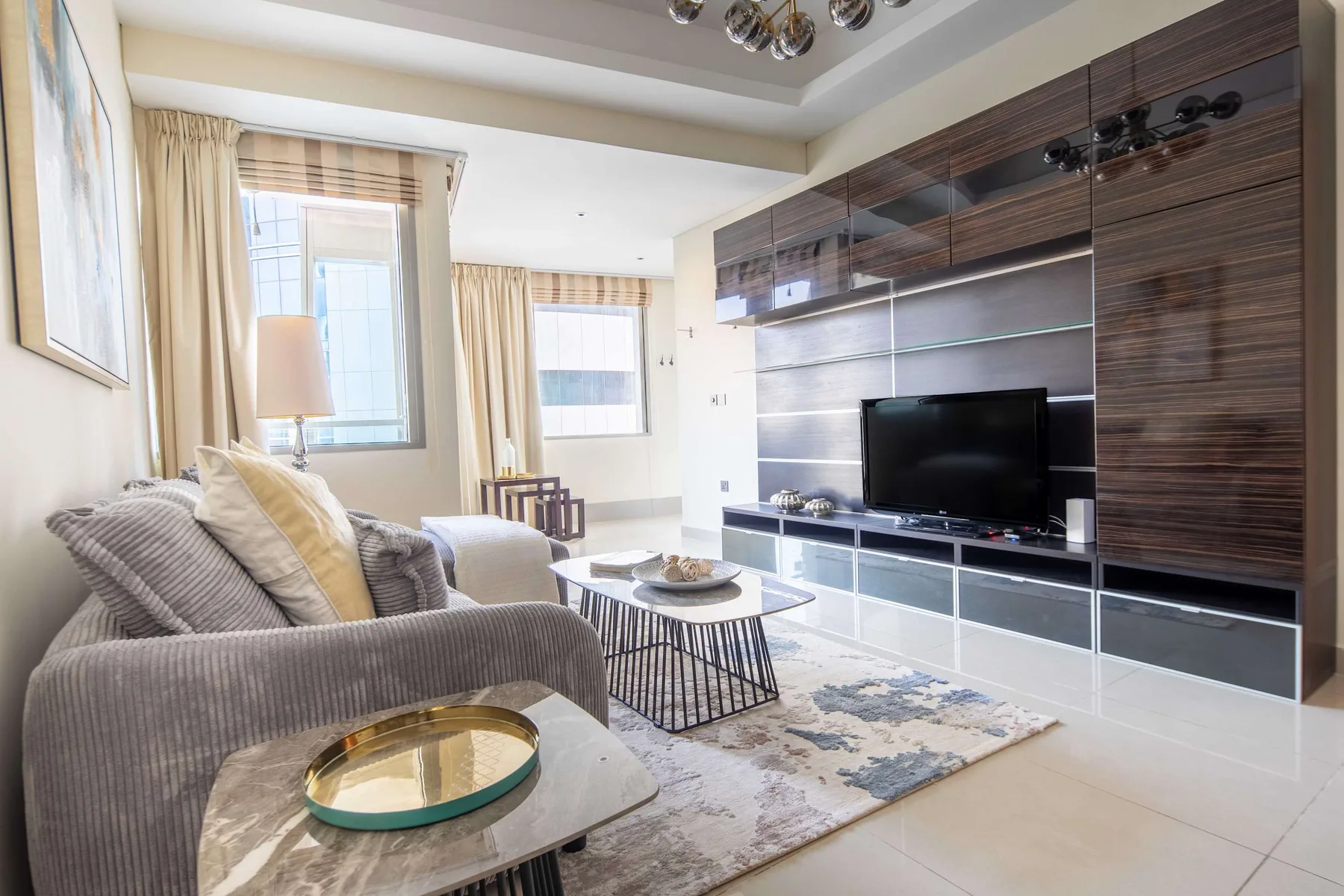 Sala de estar con asientos y un televisor.