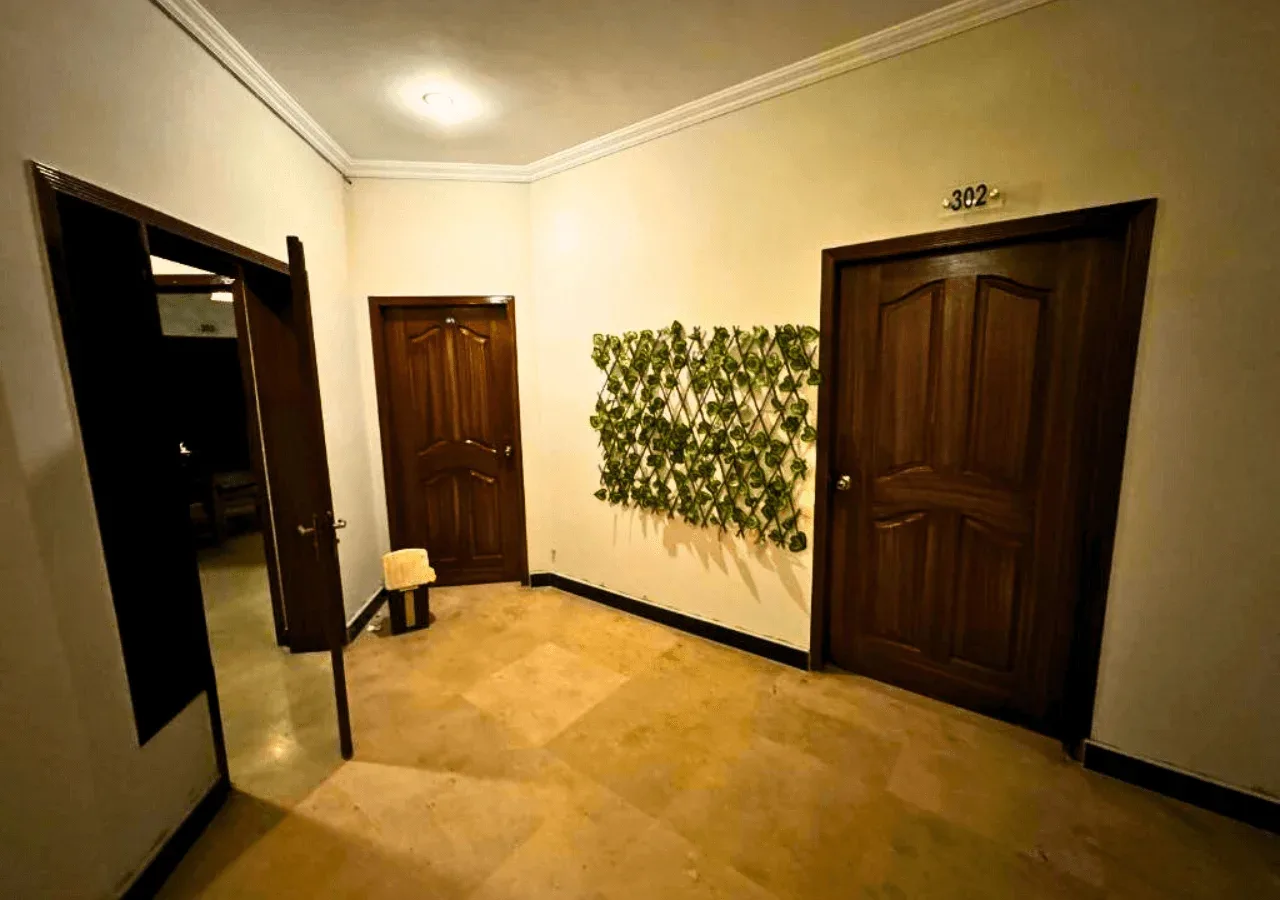 Doves Inn Hotel lobby