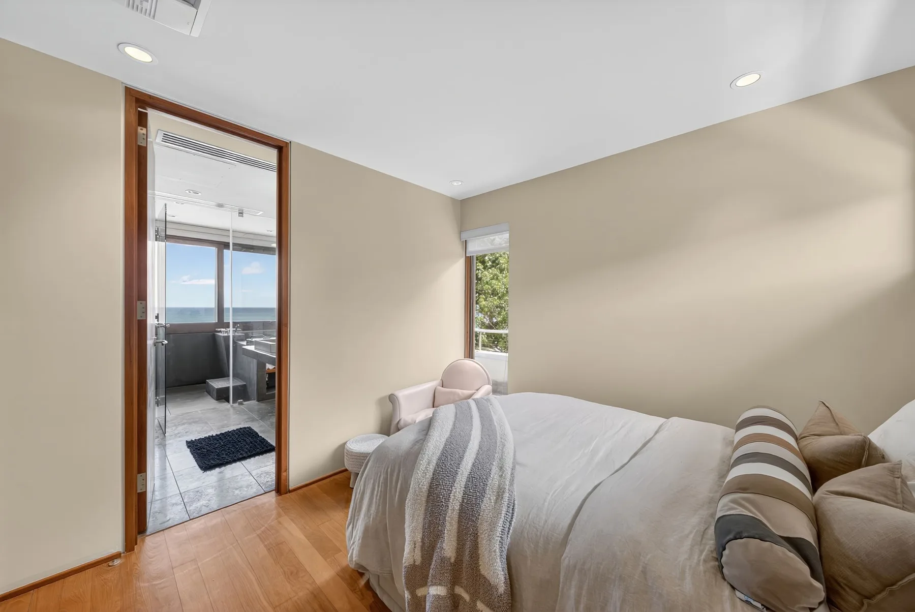 Un dormitorio con una cama y una vista a través de una puerta abierta.