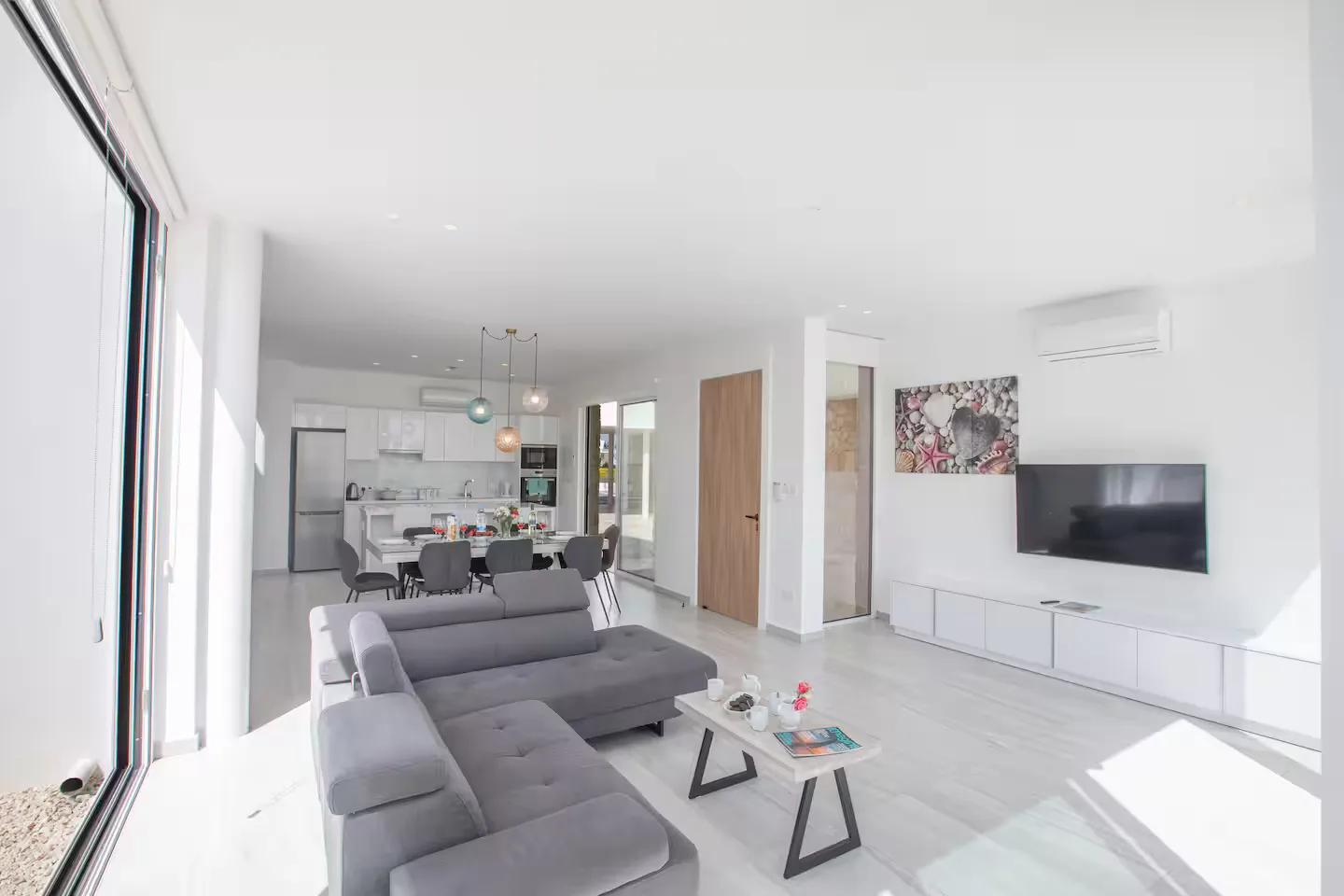 Bright open-plan lounge, dining area and kitchen