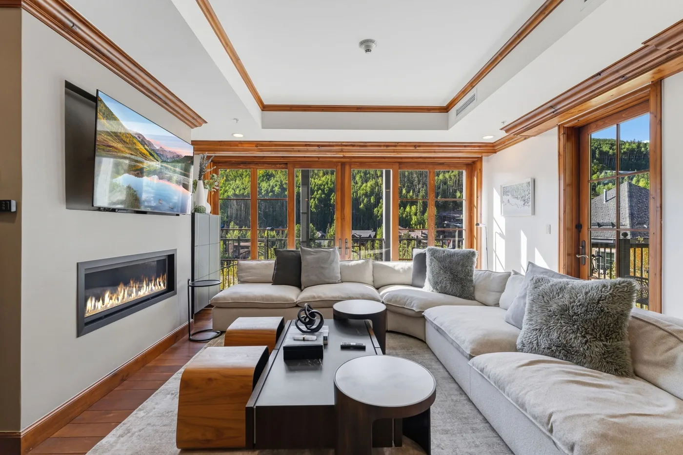 Una sala luminosa con asientos seccionales y grandes ventanas.