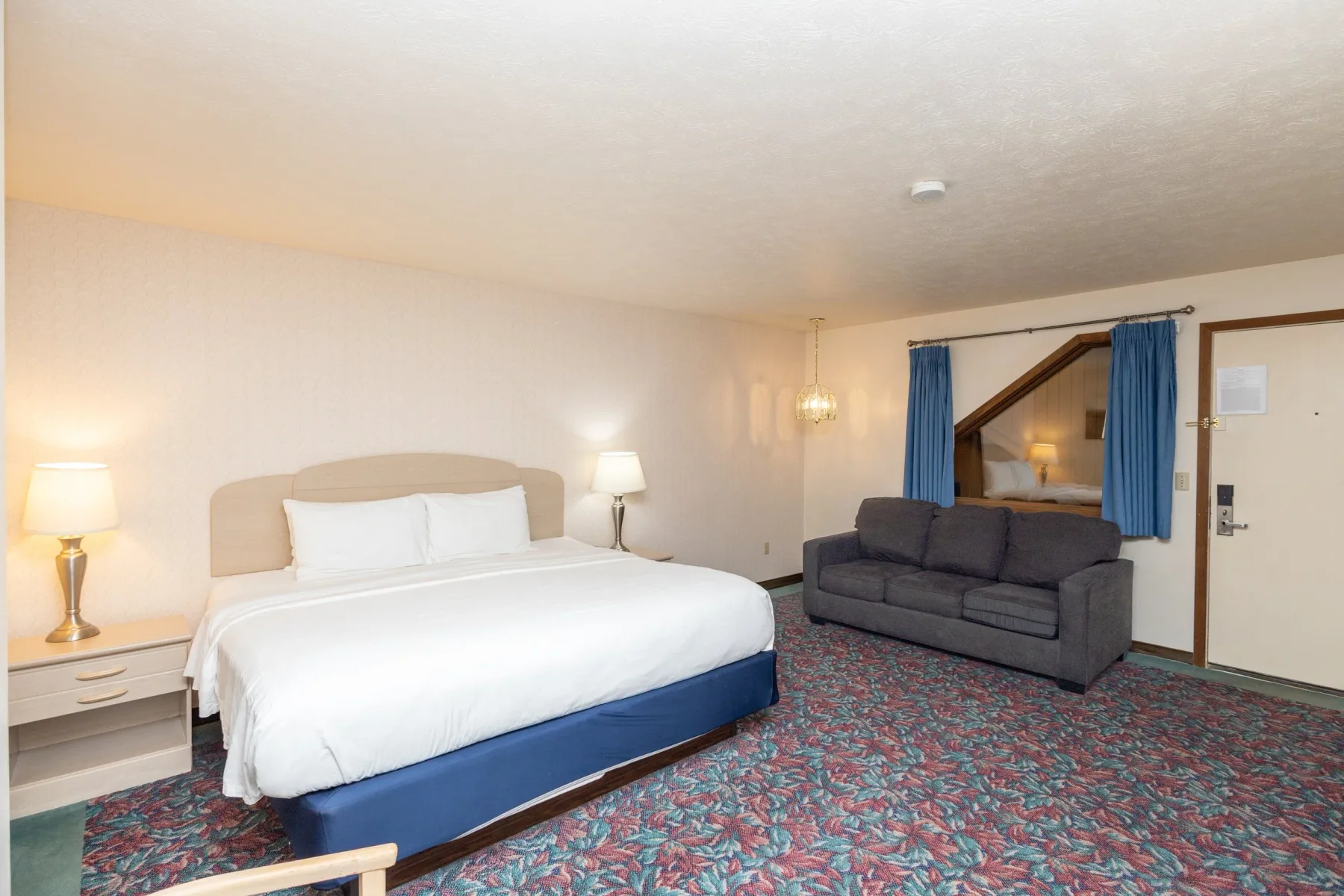 King room with sofa