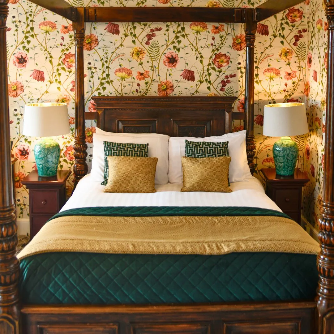 Cama con dosel en una suite júnior