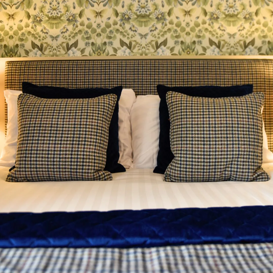 Cama doble en una habitación familiar