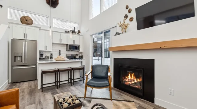 Una luminosa cocina abierta al salón con chimenea.
