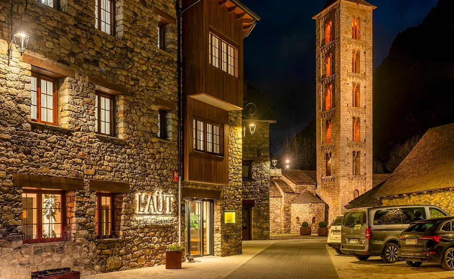 Fachada del Hotel L’Aüt en Erill la Vall