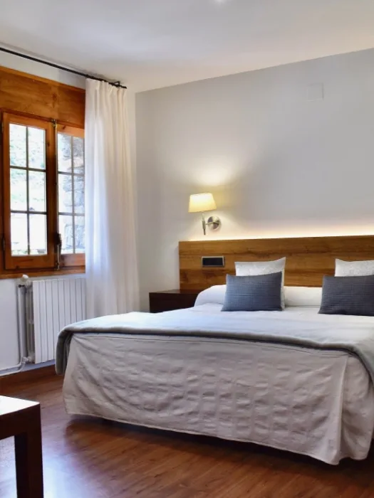 Habitación doble superior con cama de matrimonio y mesita de noche