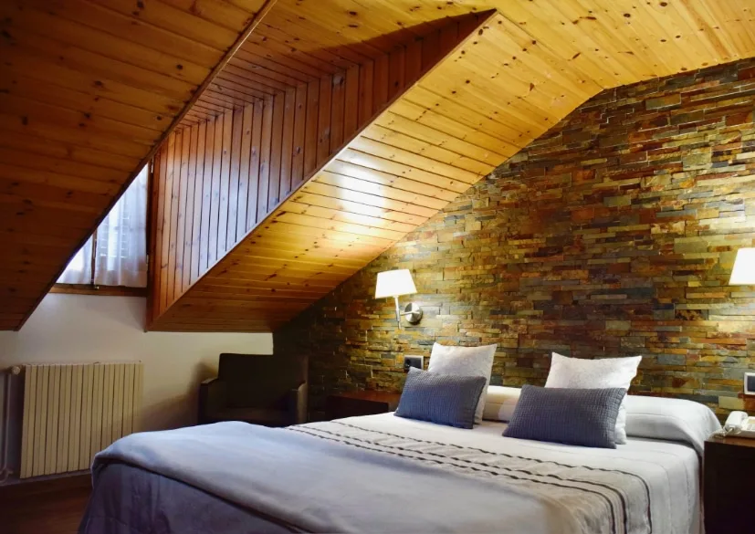 Habitación estándar con techo inclinado