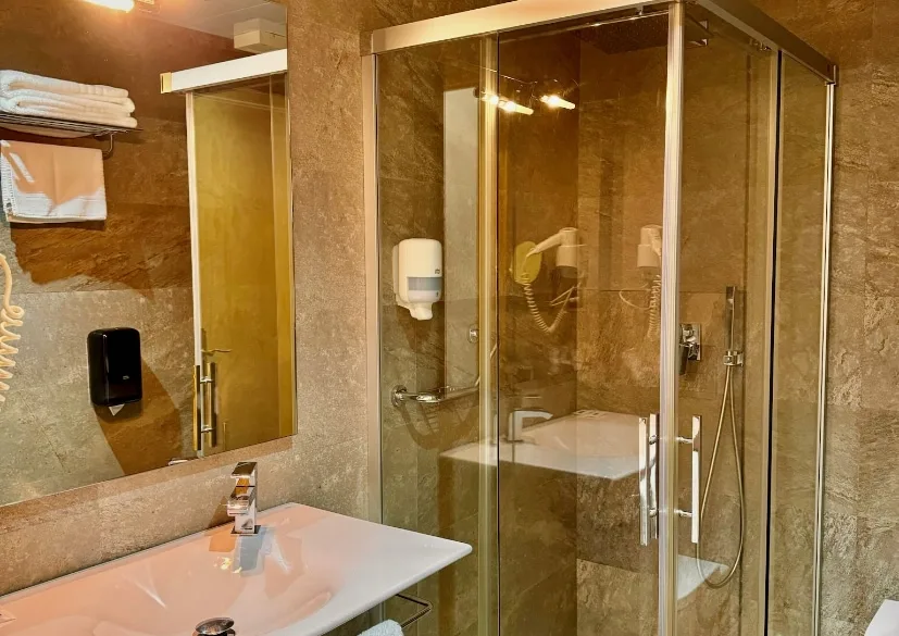 Baño de la habitación familiar