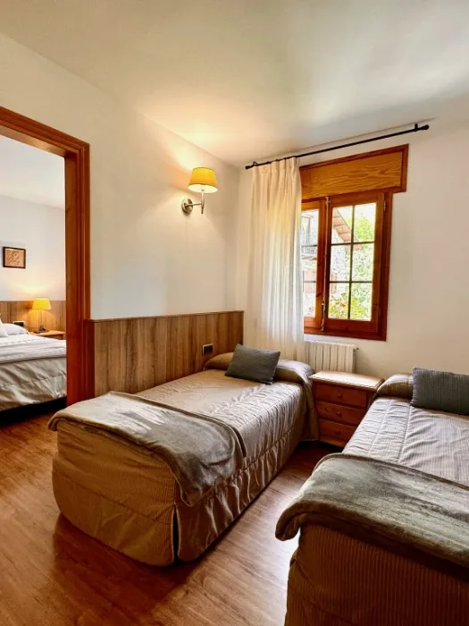 Habitación familiar con cama de matrimonio y vistas al exterior