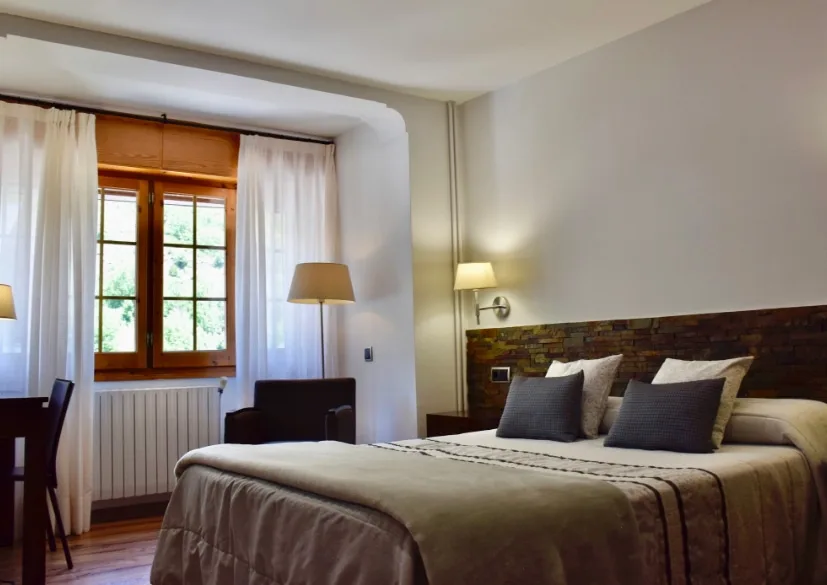 Habitación estándar con cama de matrimonio, escritorio y sillones