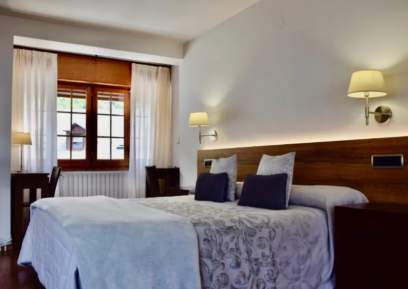 Suite con cama de matrimonio, sillones y mesa