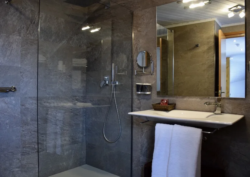 Baño de la suite con ducha