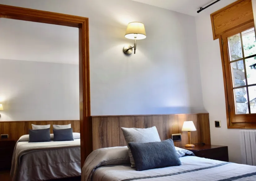 Habitación familiar con cama de matrimonio, cama individual y sillones