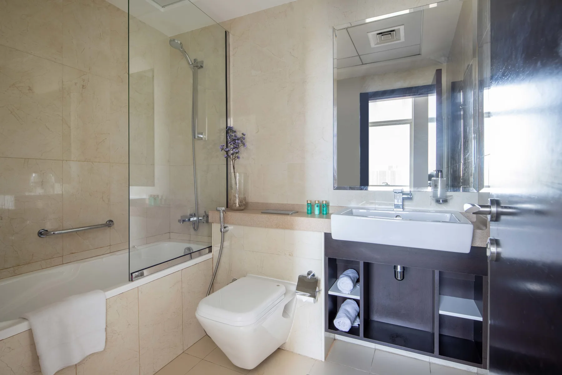 Un baño con ducha, bañera, inodoro y lavabo.