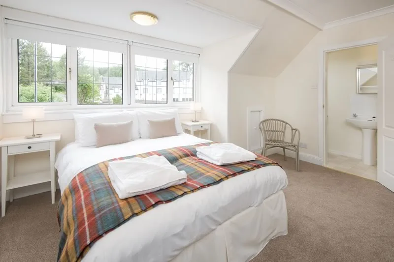 En-suite twin bedroom
