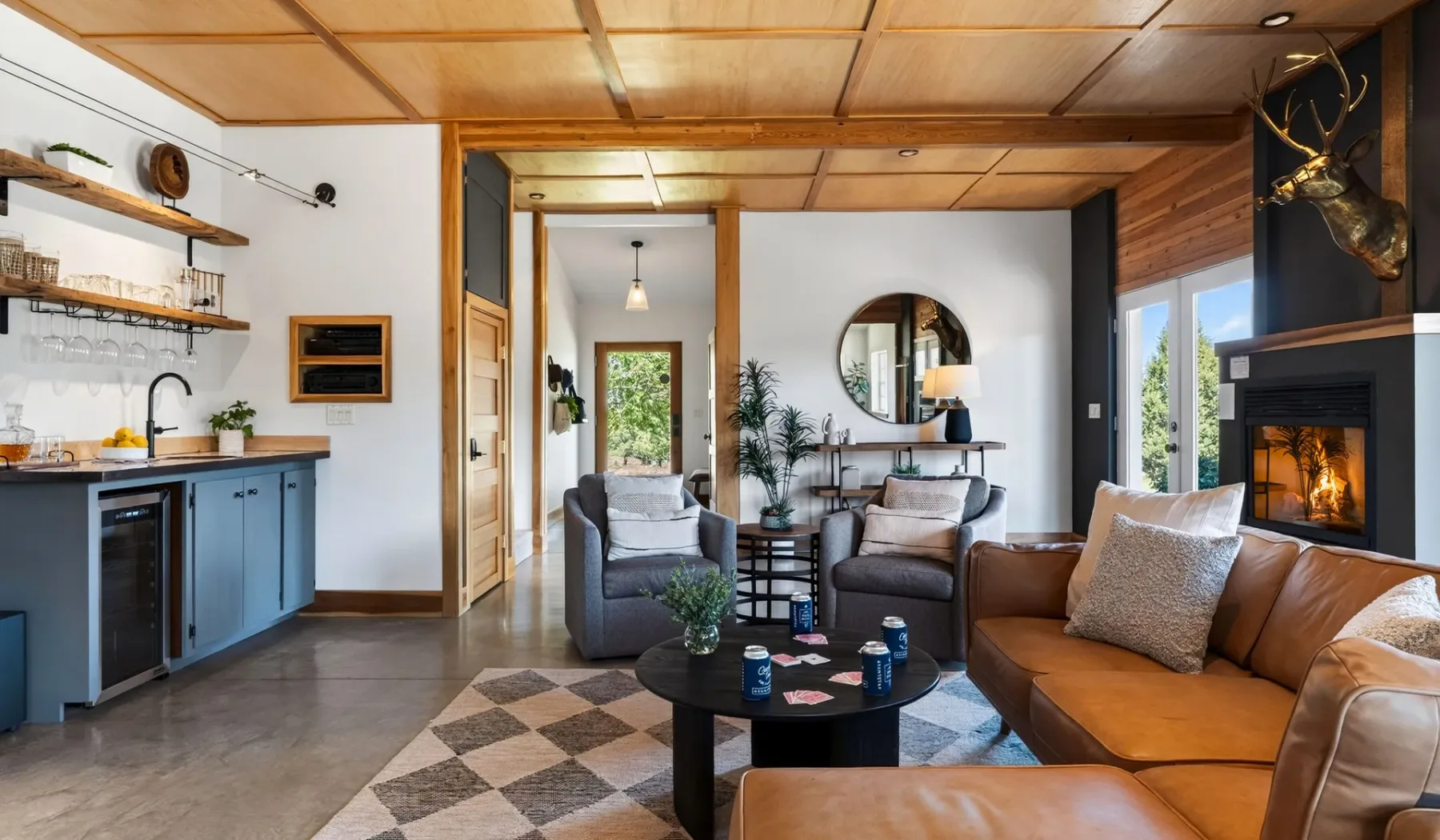 Una sala de estar con asientos alrededor de una mesa de centro junto a una chimenea.