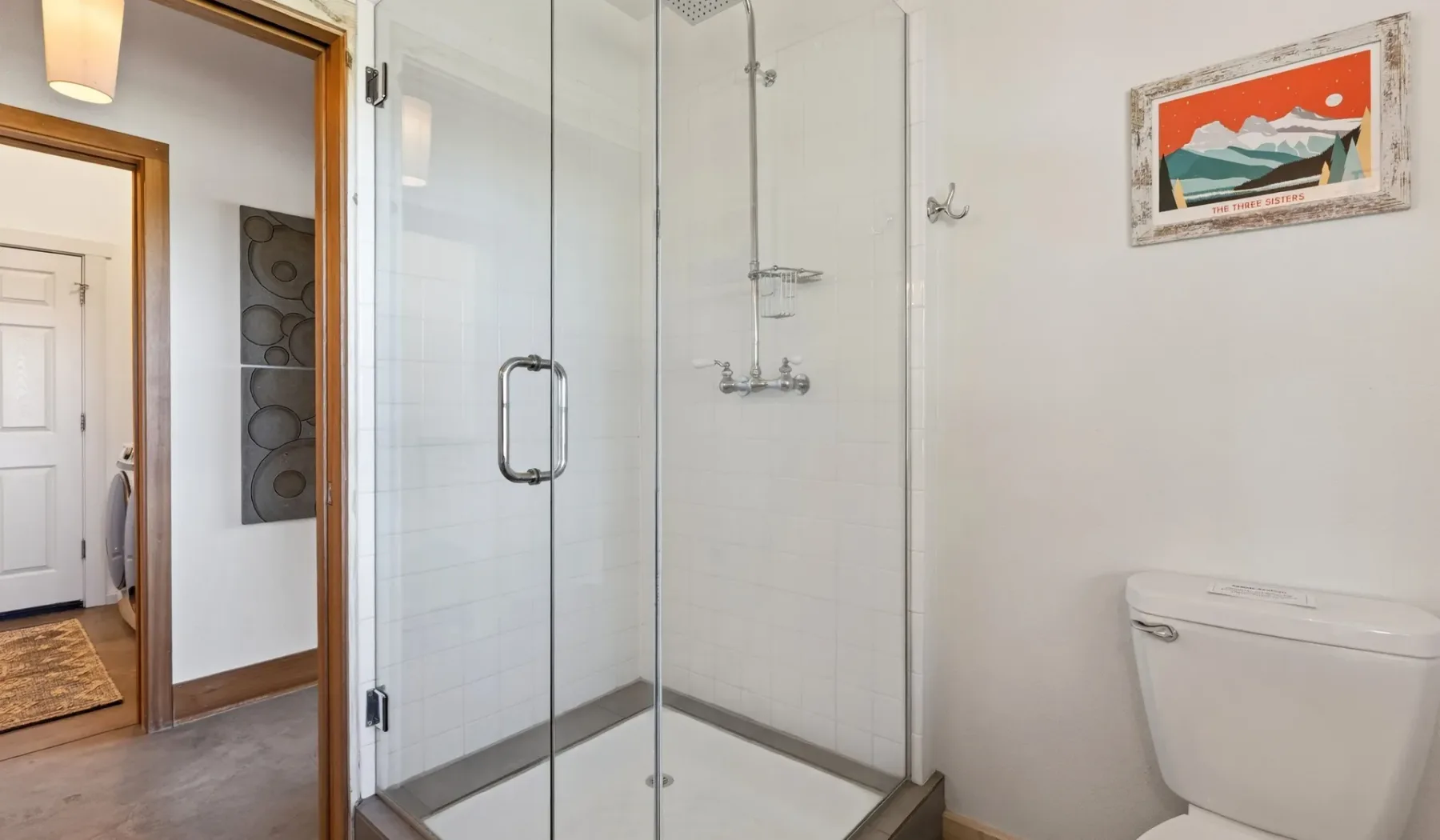 Un baño con ducha de vidrio e inodoro.
