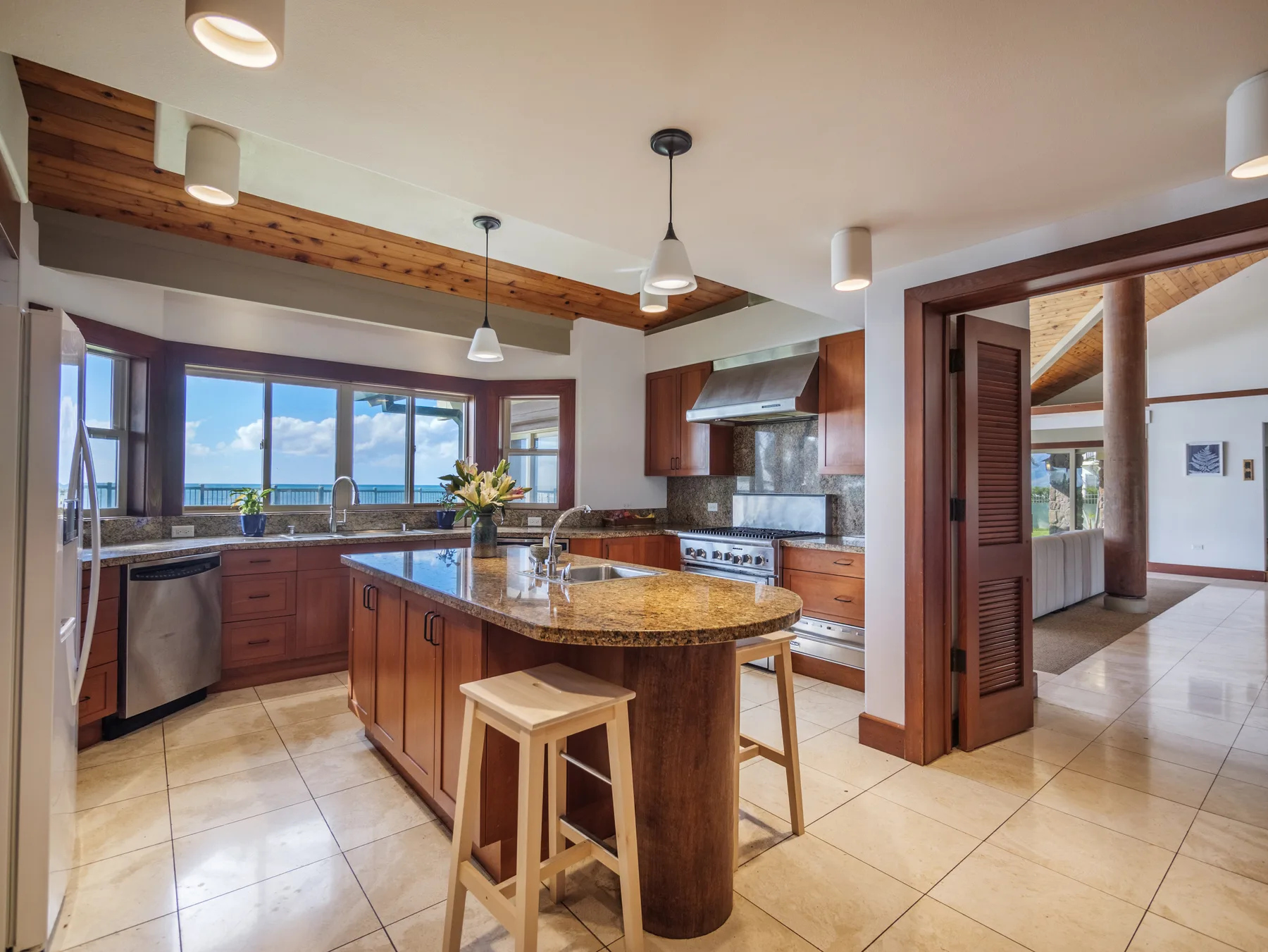 Una cocina amplia con una isla central y ventanas con vista al océano.