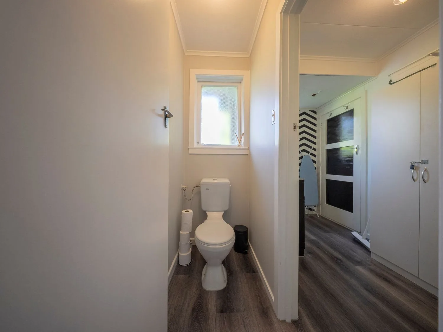 Un baño con inodoro y ventana en Quiet on Quintin - Te Anau Holiday Home, Te Anau