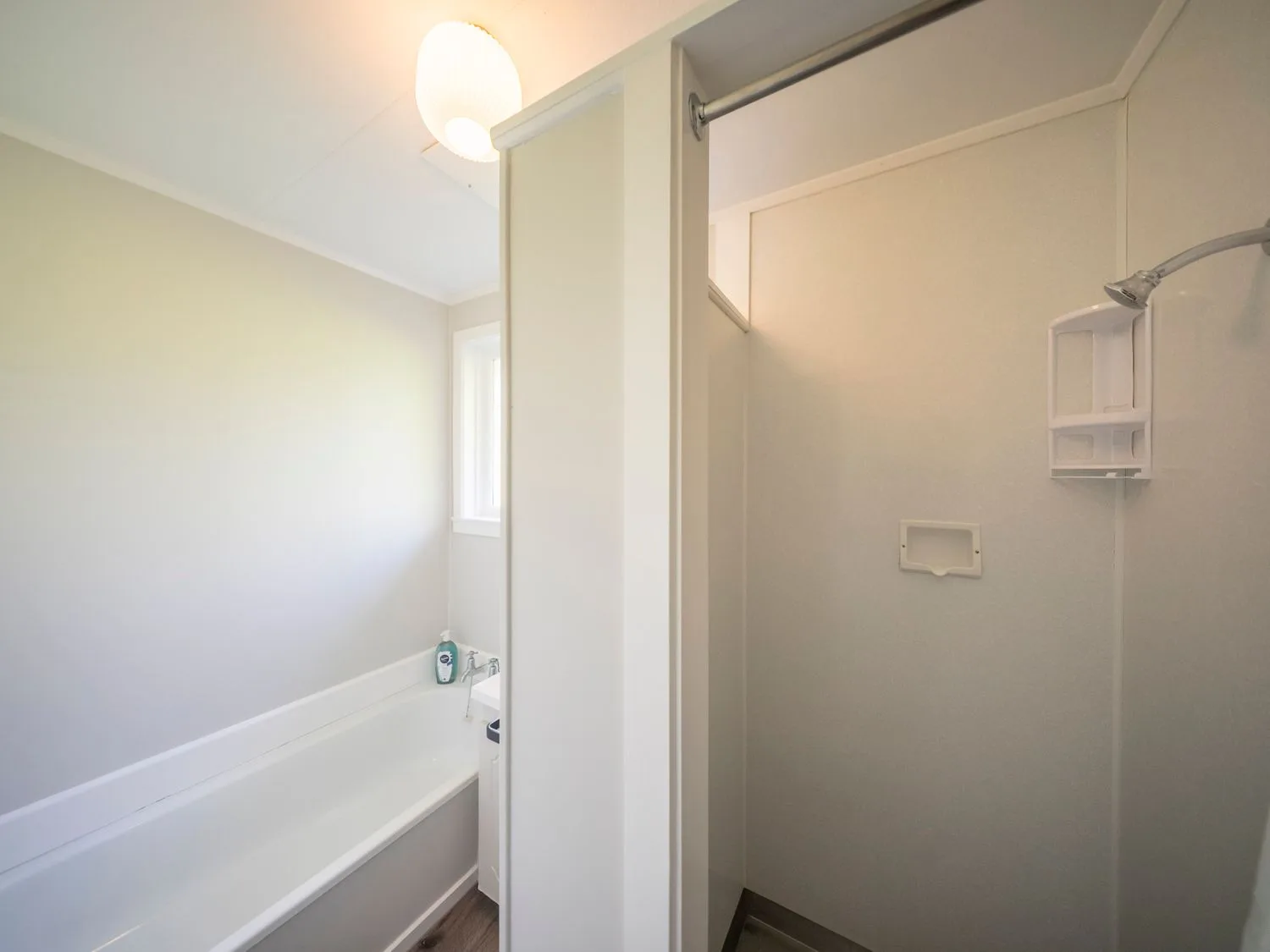 Un baño con bañera y ducha en Quiet on Quintin - Te Anau Holiday Home, en Te Anau