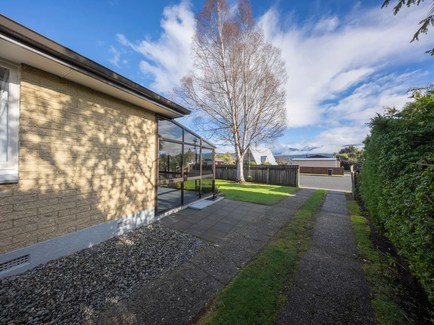 Una zona exterior con un árbol y un sendero en Quiet on Quintin - Te Anau Holiday Home, en Te Anau