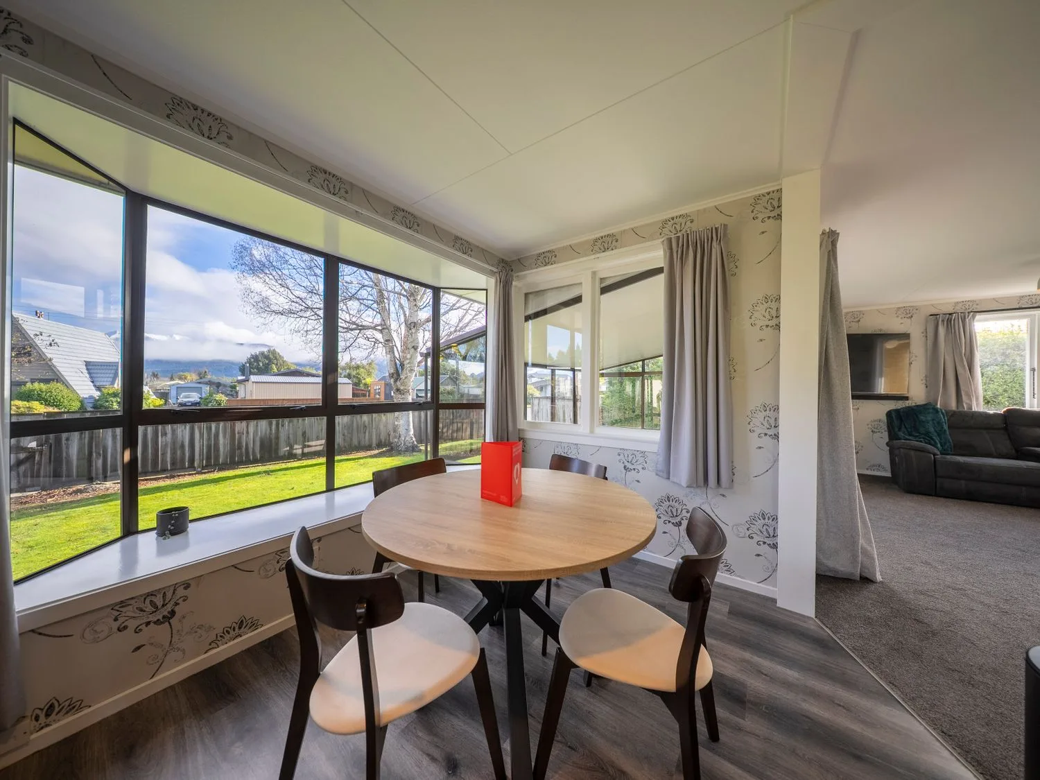 Un comedor con mesa y sillas en Quiet on Quintin - Te Anau Holiday Home, en Te Anau