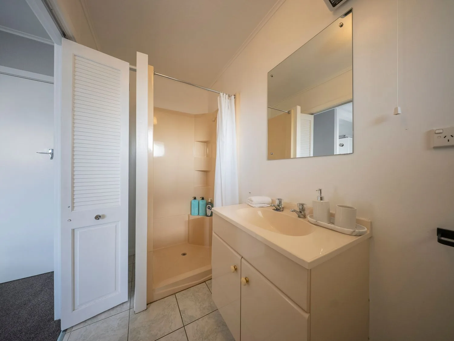 Un baño con lavabo y ducha en Quiet on Quintin - Te Anau Holiday Home