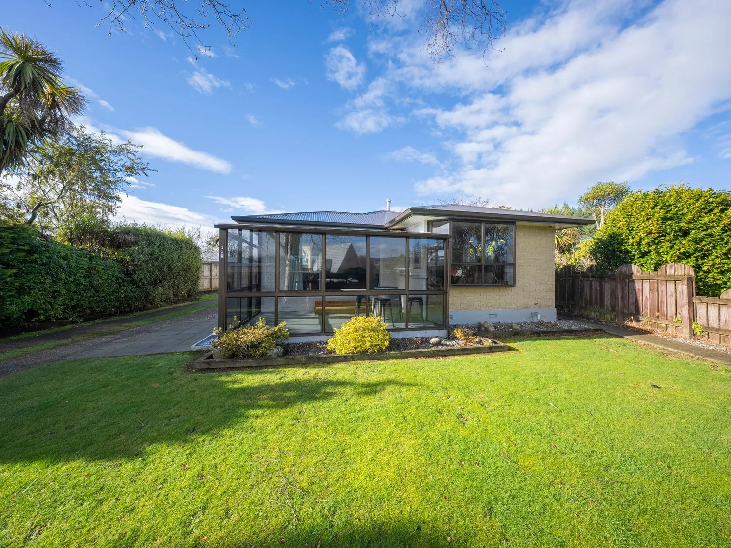 Una casa con jardín y sendero en Quiet on Quintin - Te Anau Holiday Home, Te Anau