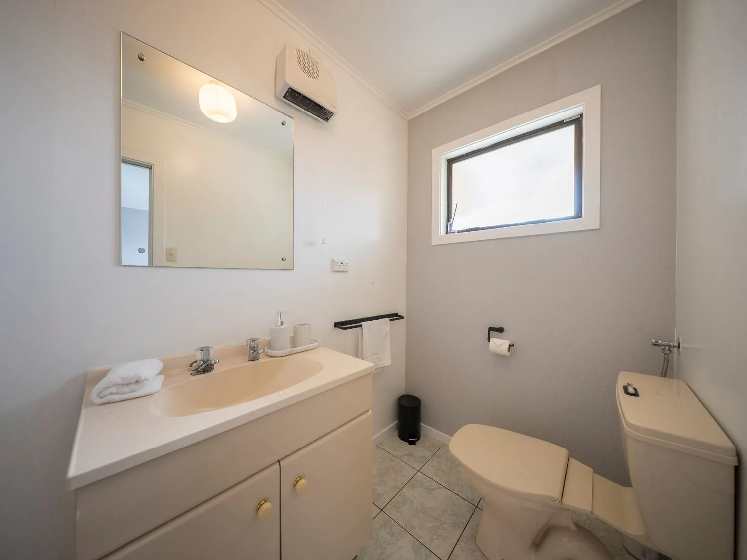 Un baño con lavabo e inodoro en Quiet on Quintin - Te Anau Holiday Home, en Te Anau