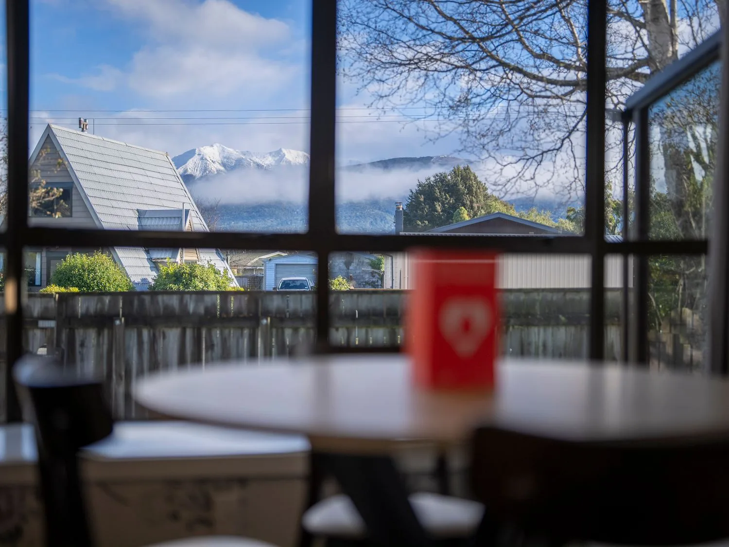 Un comedor con vistas a las montañas y a las casas en Quiet on Quintin - Te Anau Holiday Home, Te Anau