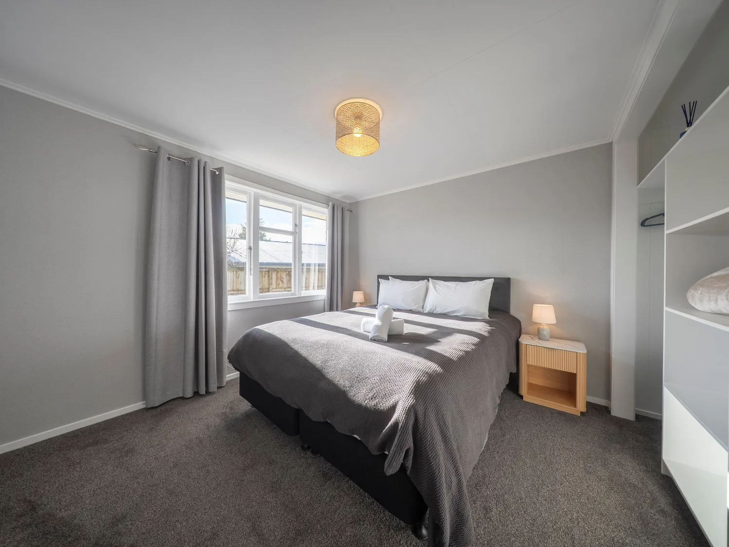 Un dormitorio con cama y ventana en Quiet on Quintin - Te Anau Holiday Home, Te Anau