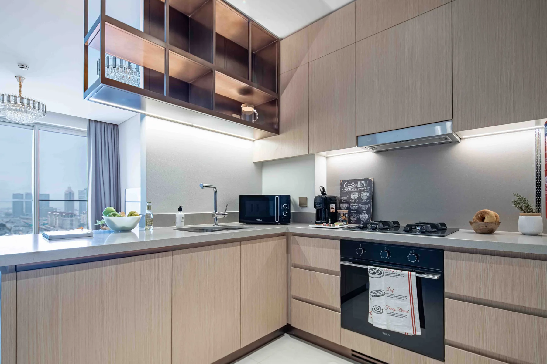 Una cocina moderna con gabinetes de madera, una encimera y electrodomésticos empotrados.