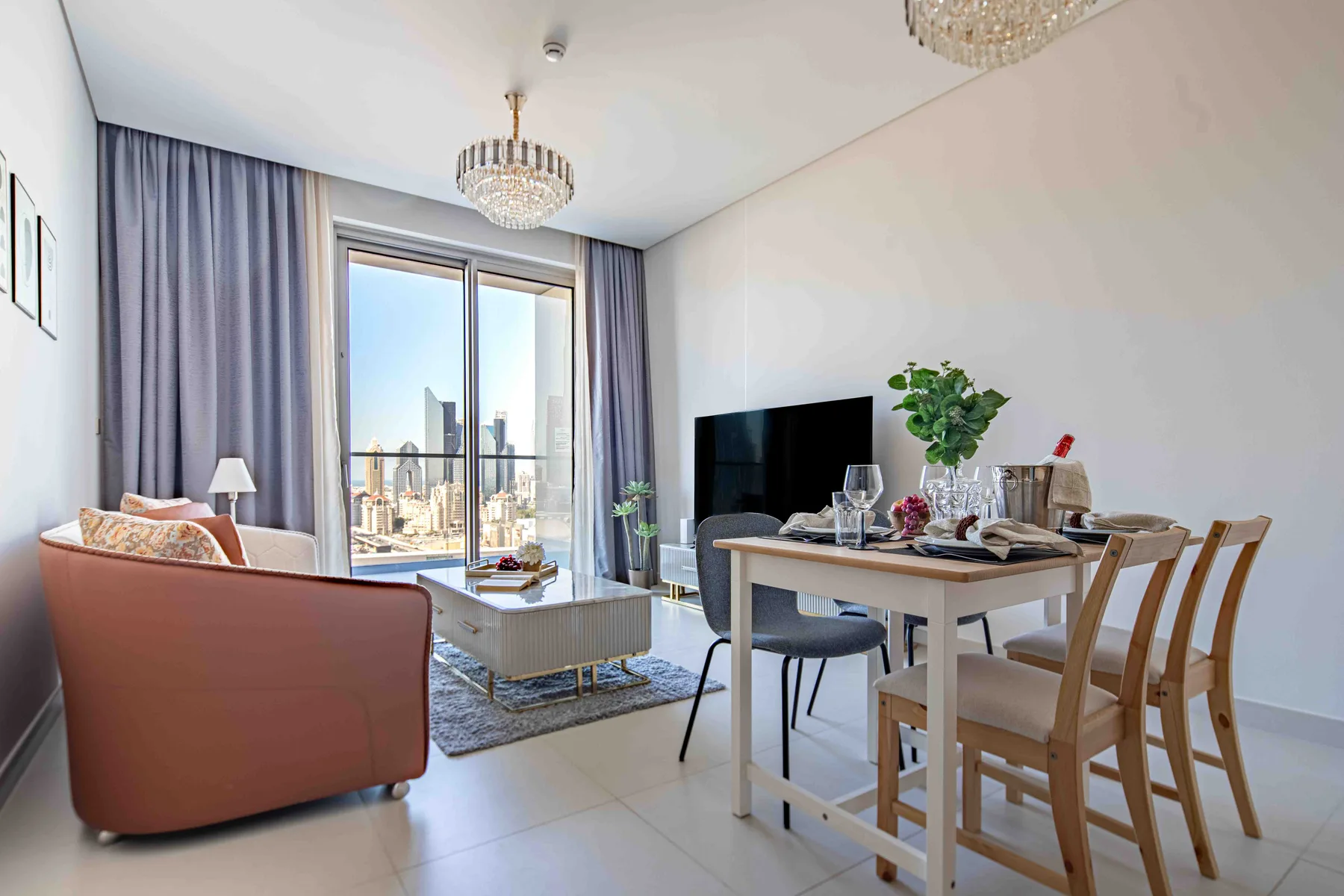 Una luminosa sala de estar y comedor con una ventana amplia y una mesa.