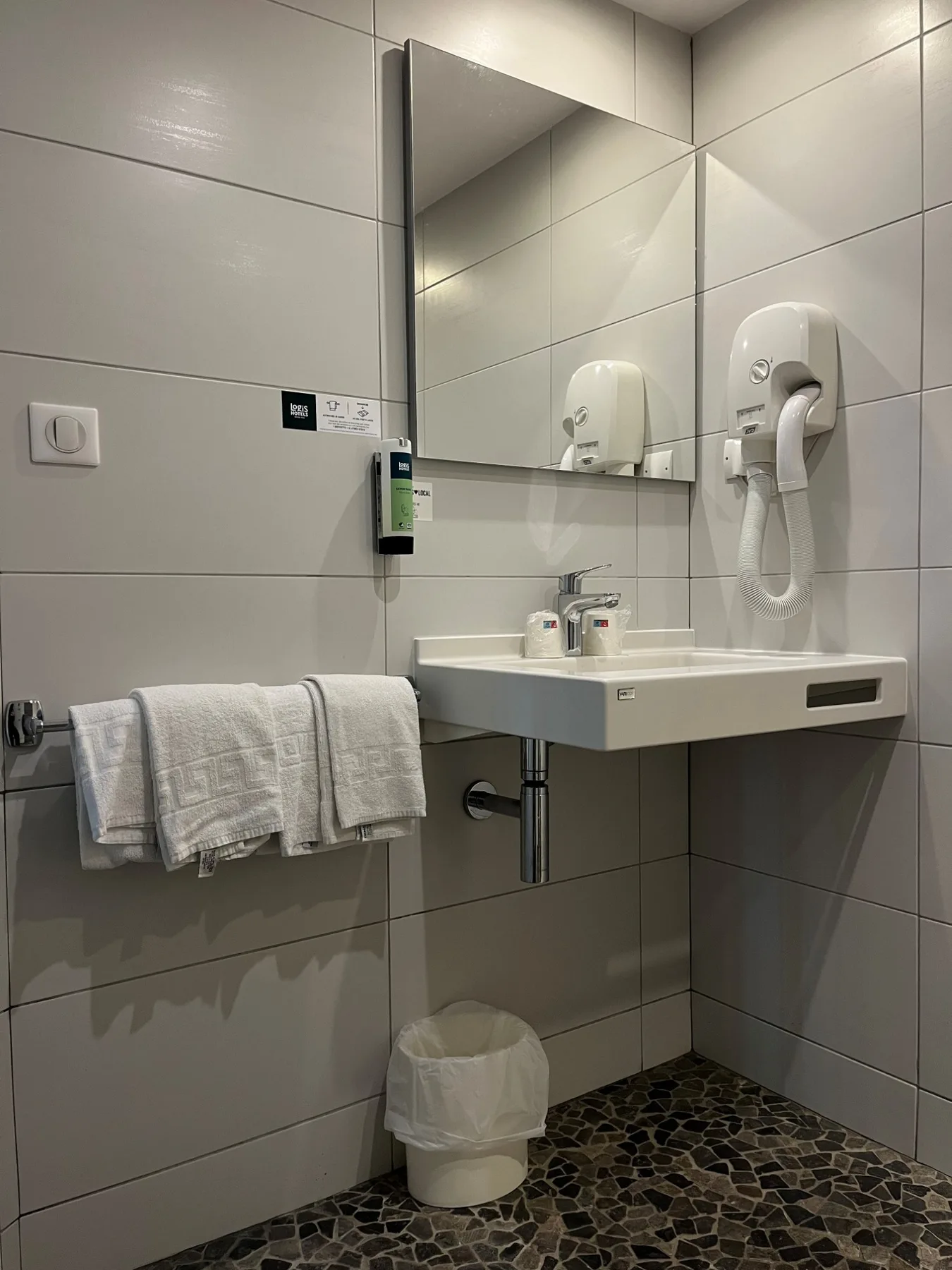 Baño de la habitación doble estándar accesible