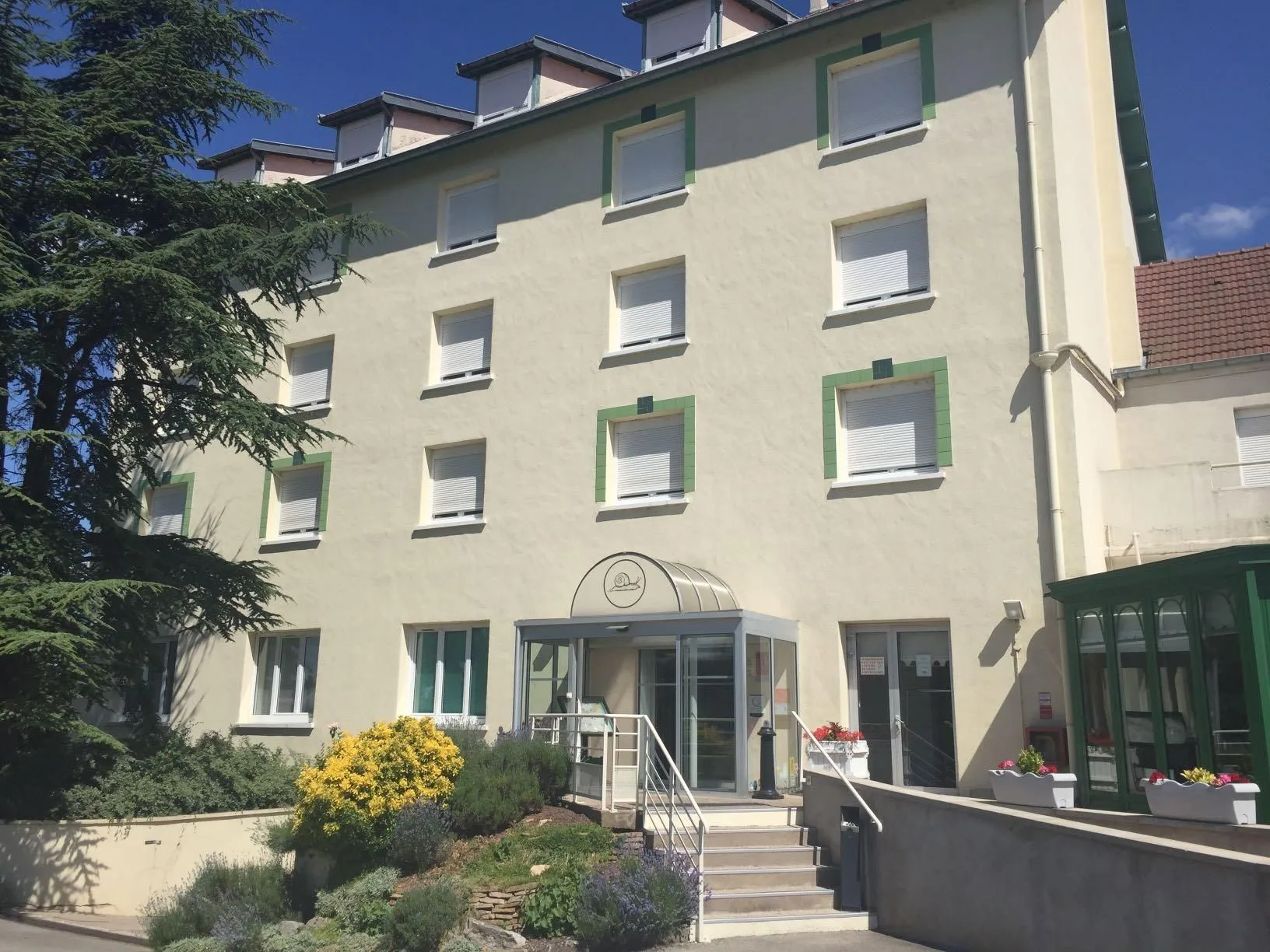 Fachada del hotel y lado del estacionamiento