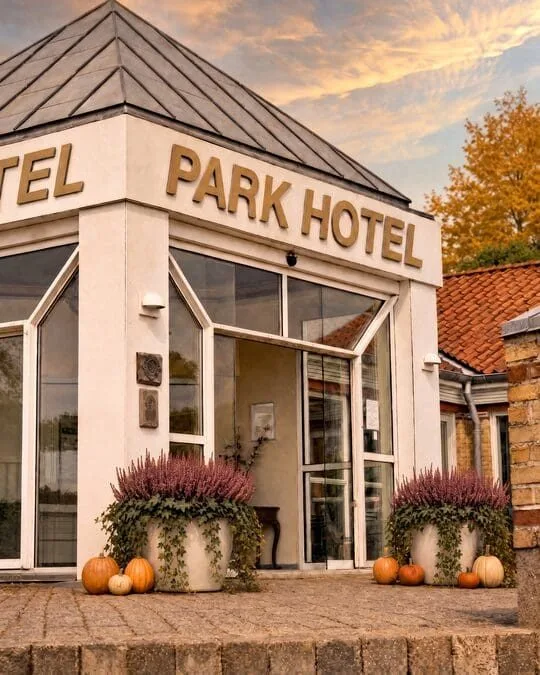 Entrada del hotel decorada con brezo y calabazas para el otoño.