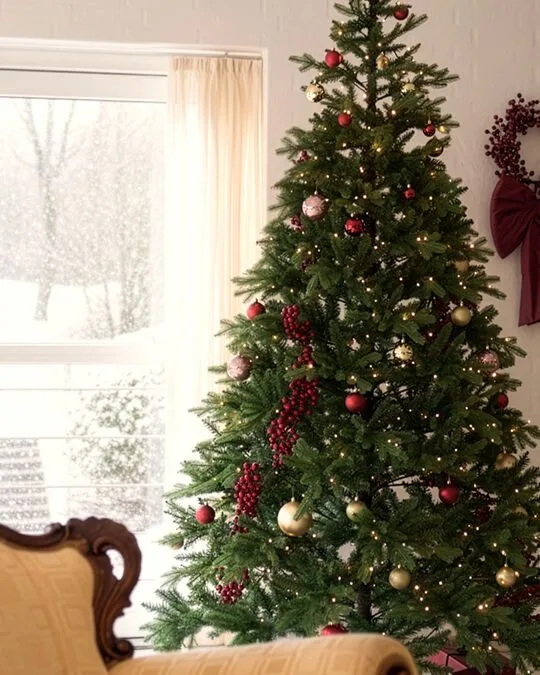 Un árbol de Navidad decorado en el vestíbulo del hotel.